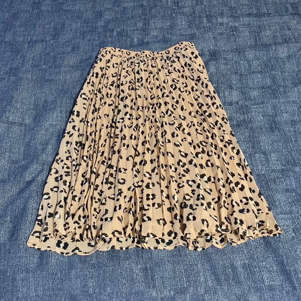Pleated leopard print skirt